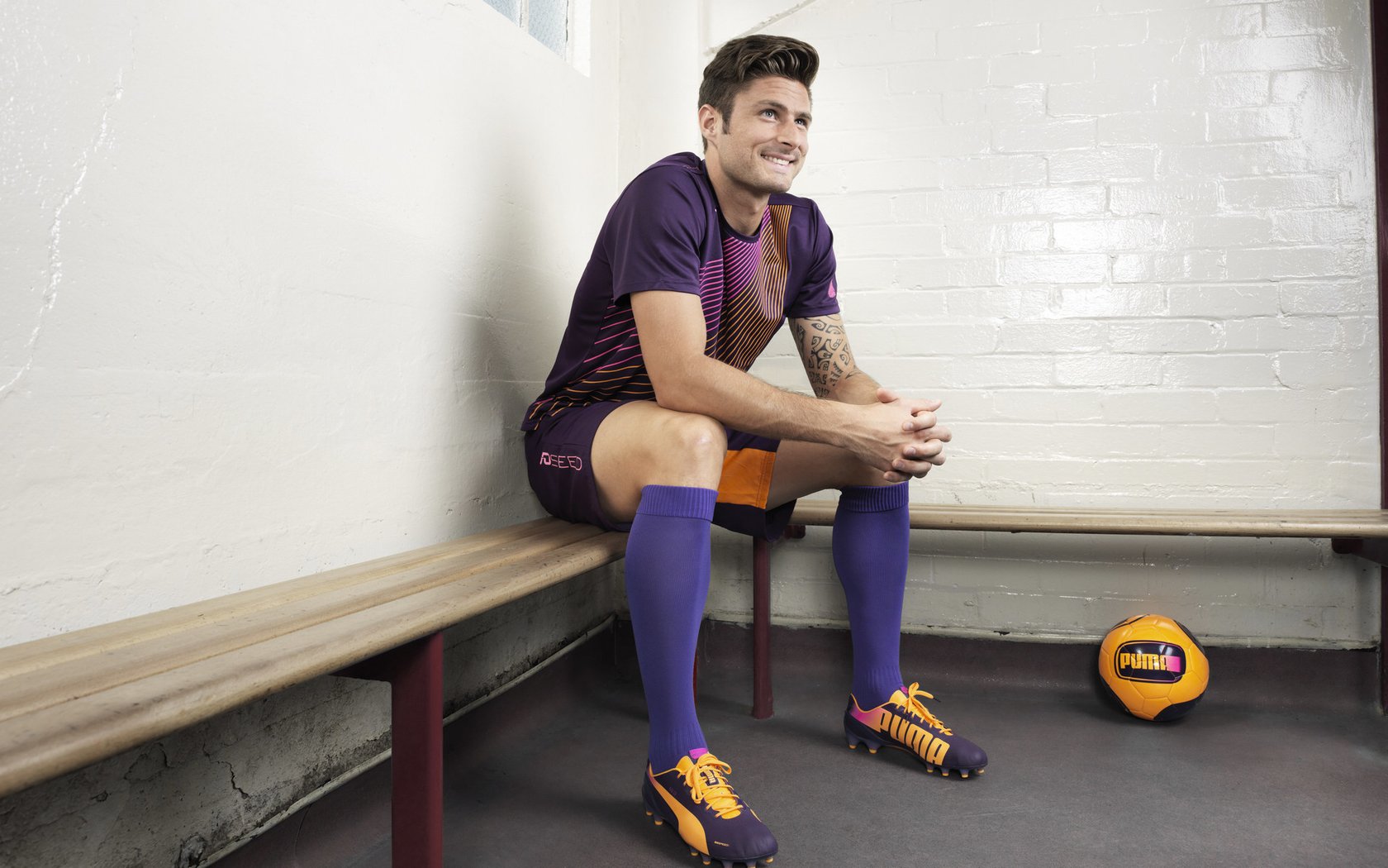 球队在国际比赛中以定位球占优取得胜利，在球队管理中组成一支支持国籍的球队