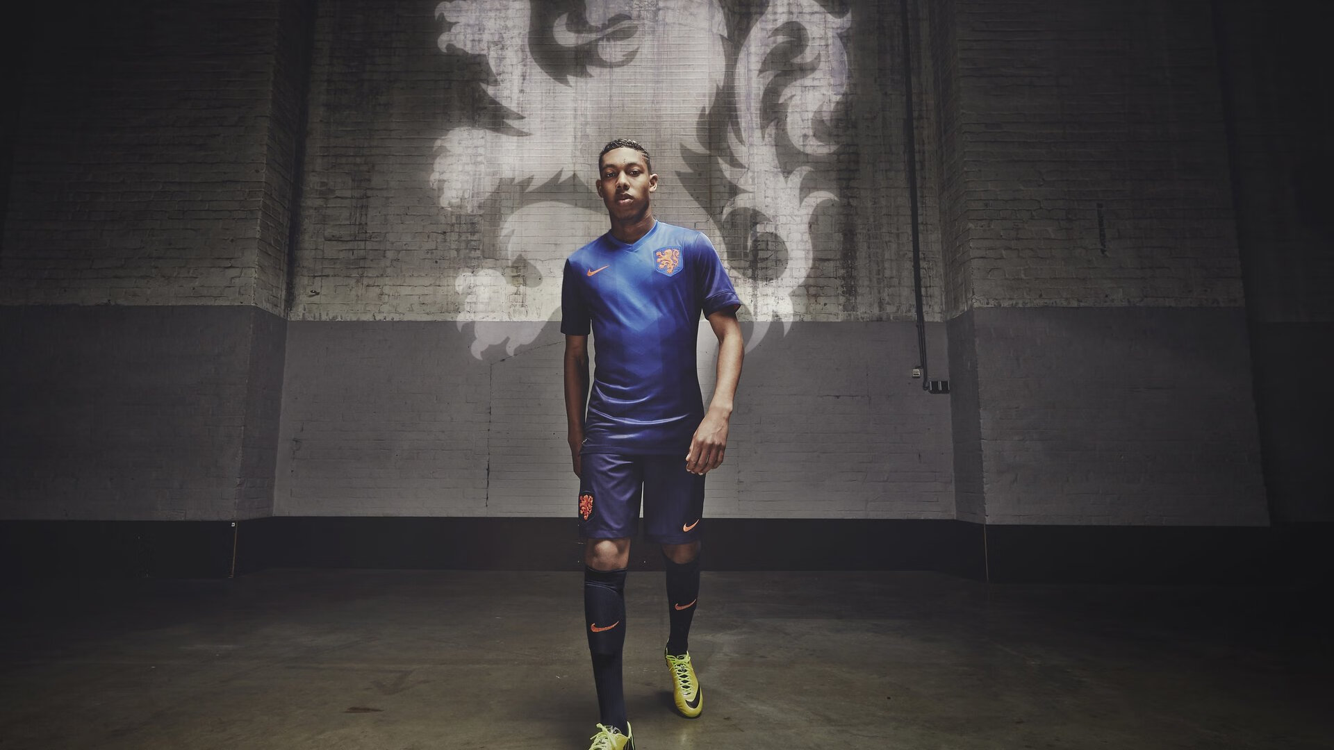 中国队冲线瞬间点燃全场气氛，中国队继续冲