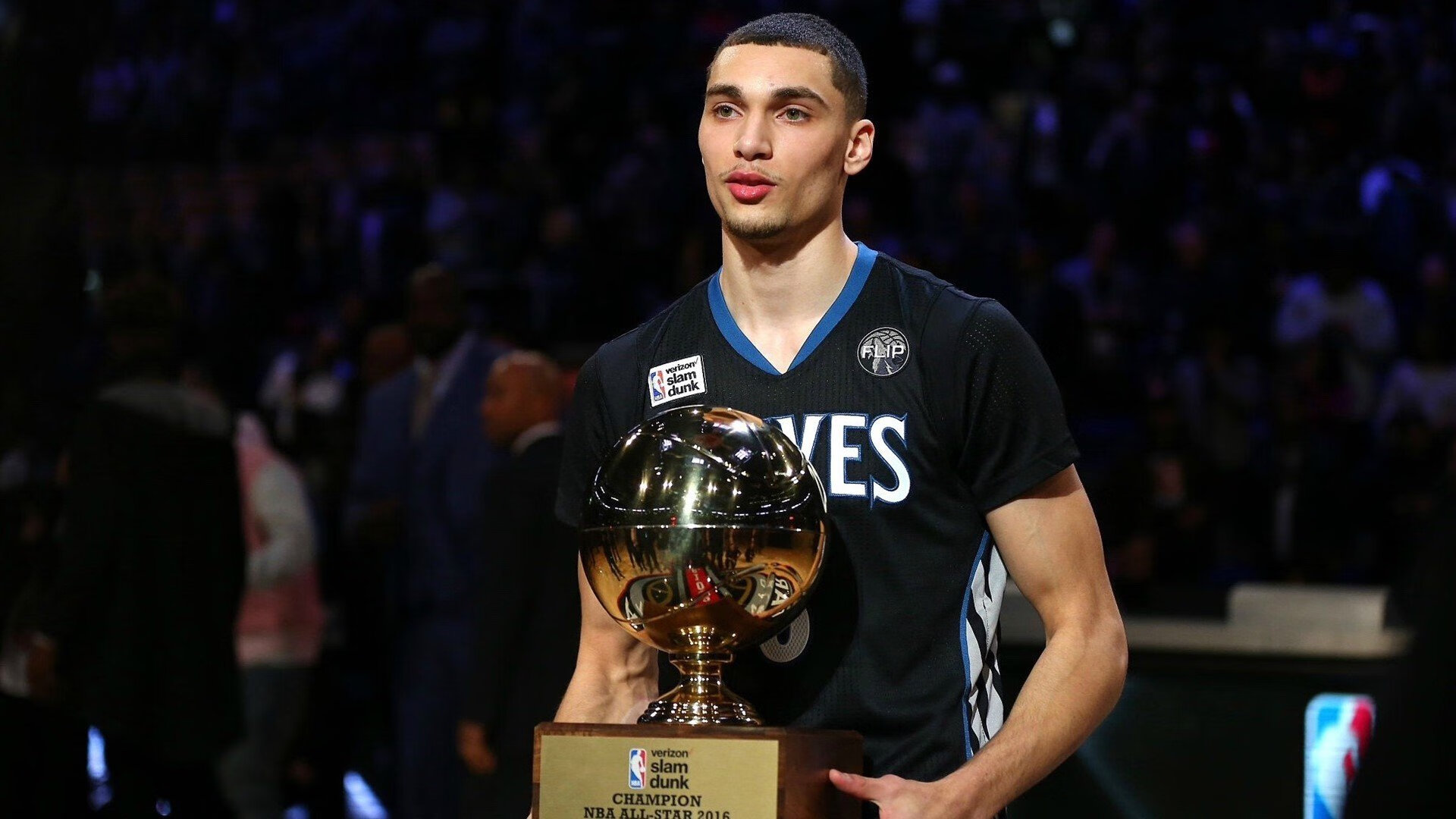 中国队冲线瞬间点燃全场气氛，中国队继续冲